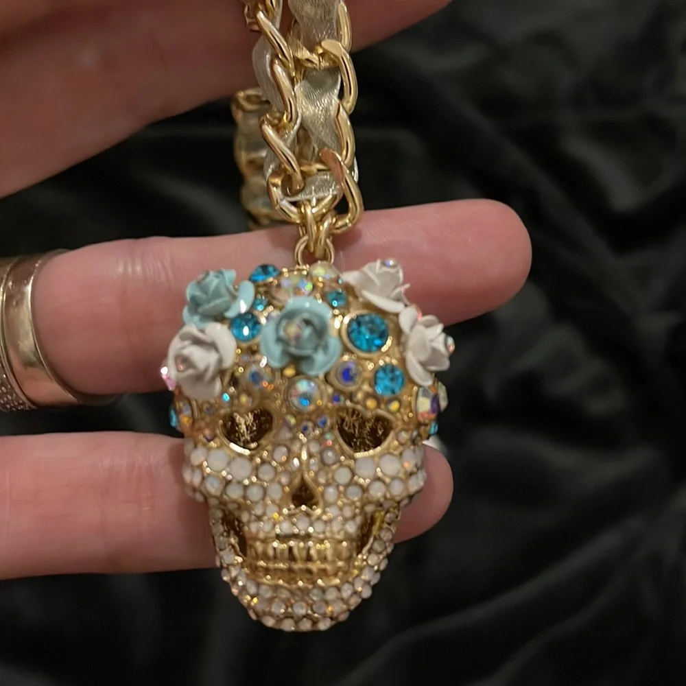 New with Tag Betsey Johnson Gold Sugar Skull blue and White Flowers necklace - Picture 9 of 10